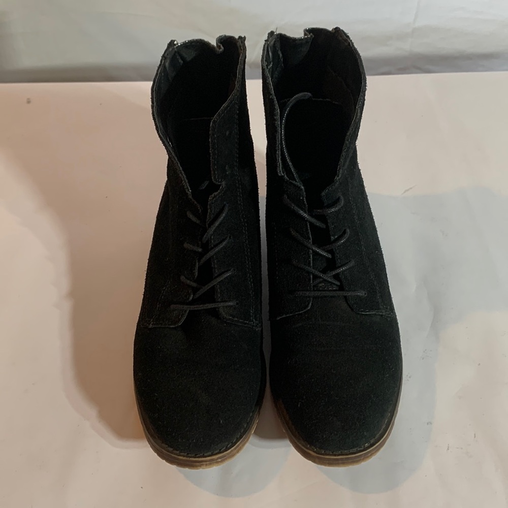 Steve Madden boots for woman black with some silver on the back size 7M
